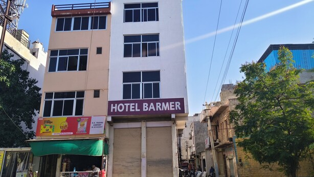 Un edificio a più piani con un cartello che indica "HOTEL BARMER" sulla facciata.