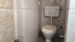 Un bagno piccolo con un WC, un lavandino e una doccia.
