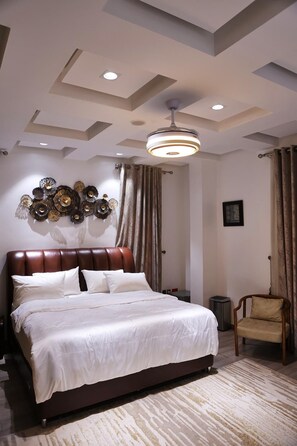 4 bedrooms, iron/ironing board, WiFi, bed sheets