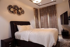 4 habitaciones, tabla de planchar con plancha, wifi y ropa de cama