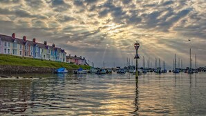 A harbor with colorful houses along the shore and boats docked in the water. - Yr Onnen, Aberaeron - Two Bedroom Cottage, Sleeps 4 (Llanarth)