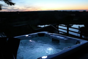 Outdoor spa tub - Yr Onnen, Aberaeron - Two Bedroom Cottage, Sleeps 4 (Llanarth)
