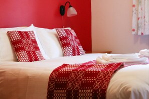 2 多间卧室、免费 WiFi、床单