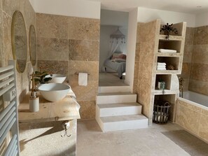 Shower, hair dryer, towels, soap - Villa in Ménerbes in the Luberon golden triangle (Ménerbes)