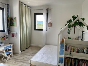 4 bedrooms, iron/ironing board, WiFi, bed sheets
