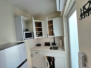 Microwave, coffee/tea maker, blender, cookware/dishes/utensils - Beautiful and cozy studio with independent entrance in Pembroke Pines (Pembroke Pines)