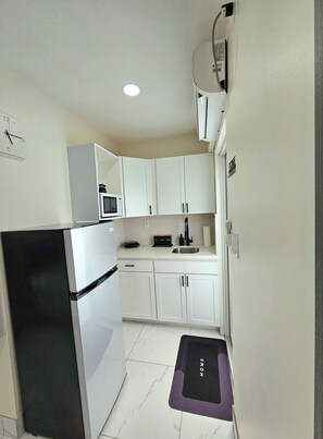 Microwave, coffee/tea maker, blender, cookware/dishes/utensils