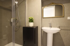 Douche, séchoir à cheveux, serviettes fournies