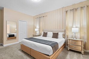 7 habitaciones, escritorio y tabla de planchar con plancha 