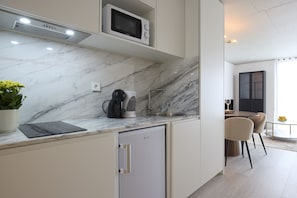 Refrigerador, microondas, cafetera y tetera y tetera eléctrica 