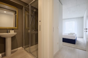 Shower, towels
