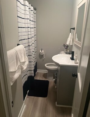 Haartrockner, Handtücher, Seife, Toilettenpapier