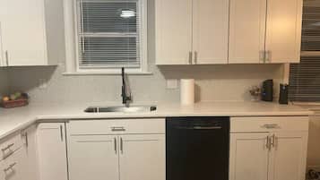 Four à micro-ondes, un four, surface de cuisson, lave-vaisselle