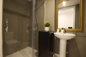 Dusche, Handtücher, Shampoo, Toilettenpapier