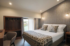 Ein Schlafzimmer mit einem Bett, einem Schreibtisch und einem Stuhl.