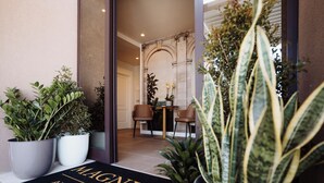Entrada de un hotel con un felpudo que dice "MAGNIFICENT Airport Boutique".