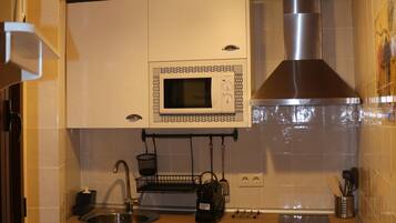 Een koelkast, een magnetron, een koffiezetapparaat/waterkoker