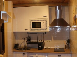 Kühlschrank, Mikrowelle, Wasserkocher mit Kaffee-/Teezubehör, Toaster