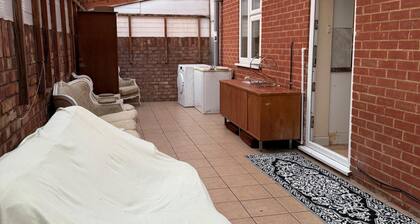 2 Bed-sleeps 4-private Patio-pets-near Heathrow