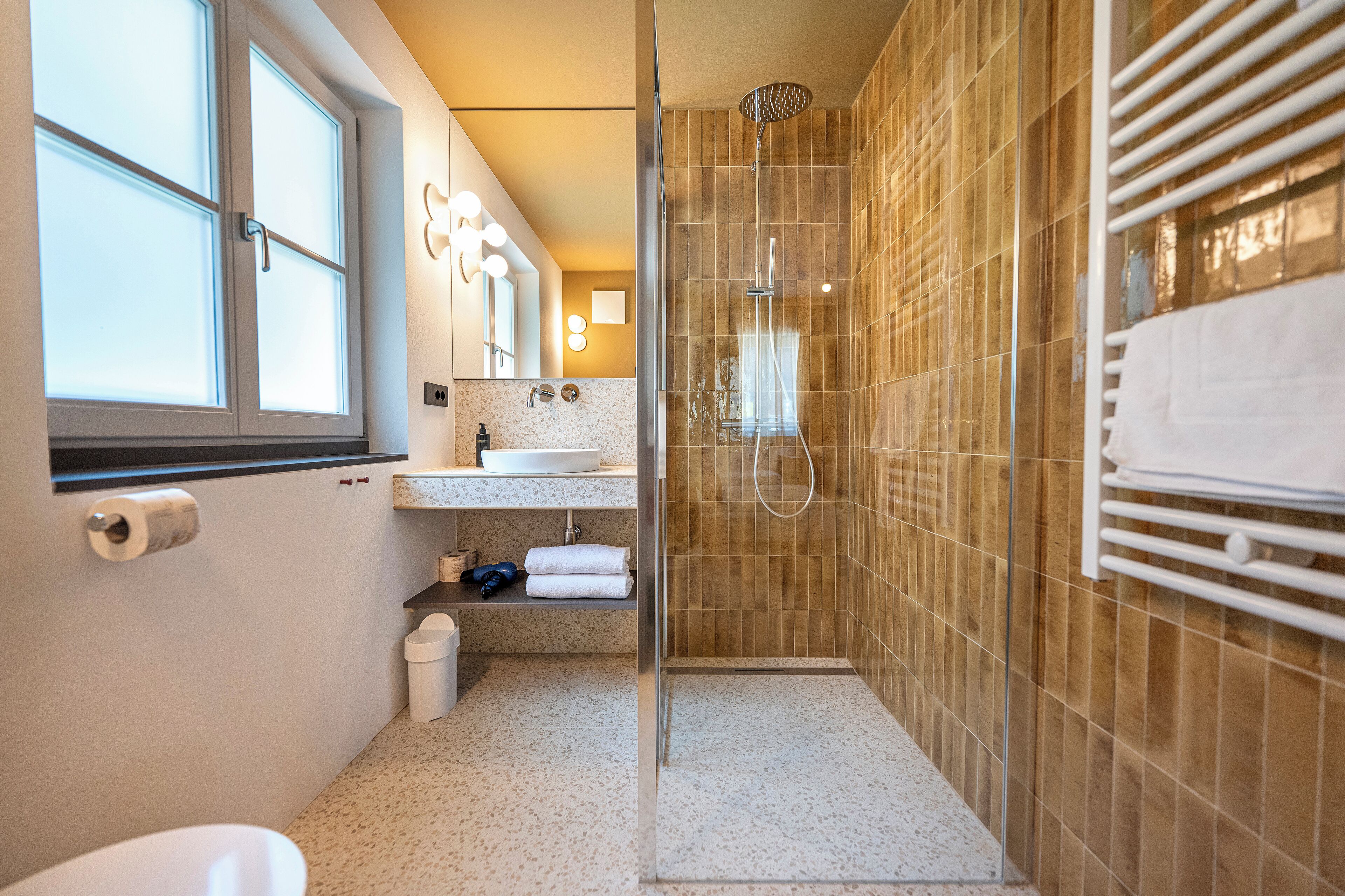 Doccia, asciugacapelli, pantofole, asciugamani