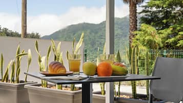 Deluxe Double Room with Extra Bed | Terraza o patio