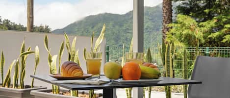 Deluxe Double Room with Extra Bed | Terrazza/patio