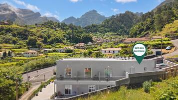 Brankas, ruang kerja ramah laptop, dan tirai kedap cahaya