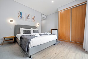 Deluxe Double Room with Balcony | Caja de seguridad en la habitación y espacio para trabajar con laptop 