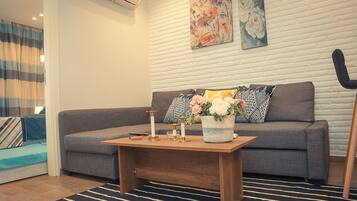 Apartment, 1 Bedroom, Accessible, Smoking | Living room