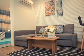 Apartment, 1 Bedroom, Accessible, Smoking | Living room