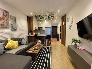 Apartment, 1 Bedroom, Accessible, Smoking | Living room