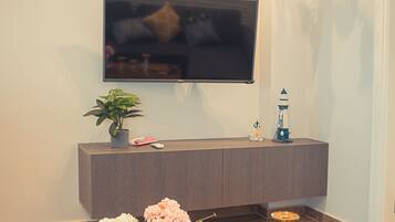 Apartment, 1 Bedroom, Accessible, Smoking | Living room