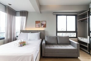 Studio | Màn/rèm cản sáng, bàn ủi/dụng cụ ủi quần áo 