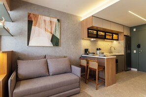 Studio | Màn/rèm cản sáng, bàn ủi/dụng cụ ủi quần áo 