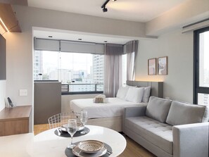 Studio | Màn/rèm cản sáng, bàn ủi/dụng cụ ủi quần áo 