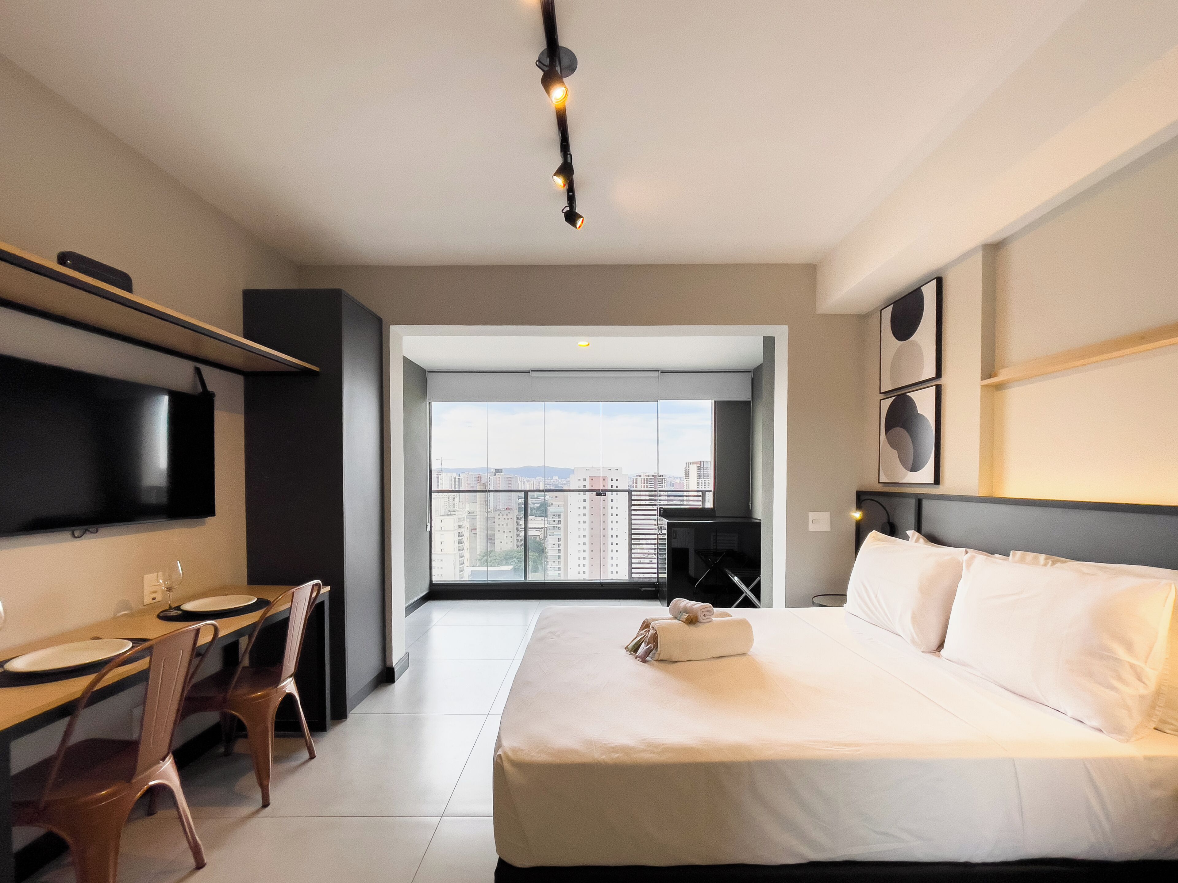 Monolocale comfort, vista città | Tende oscuranti, ferro/asse da stiro, Wi-Fi gratuito, lenzuola