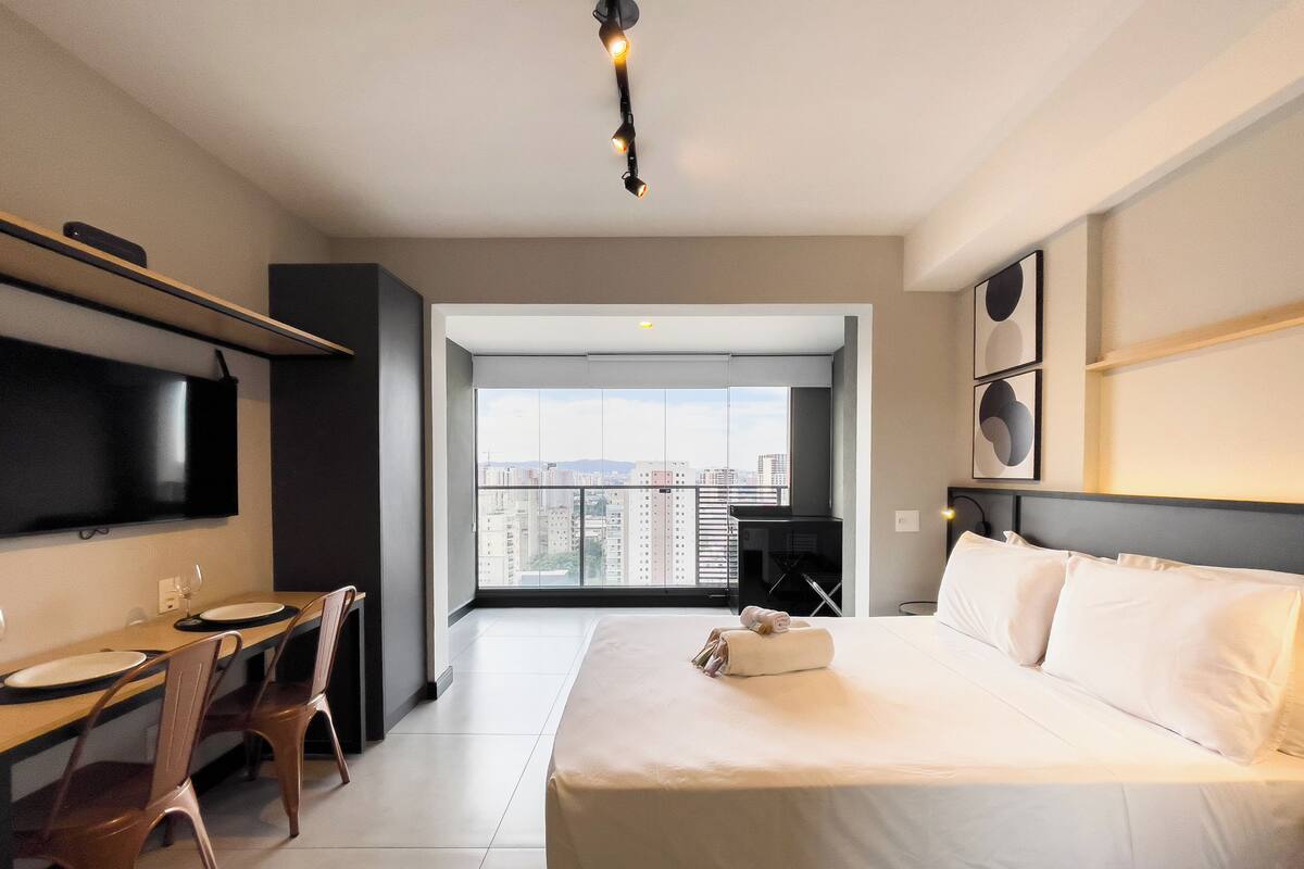 Monolocale comfort, vista città | Tende oscuranti, ferro/asse da stiro, Wi-Fi gratuito, lenzuola