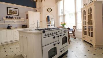 Cookware/dishes/utensils