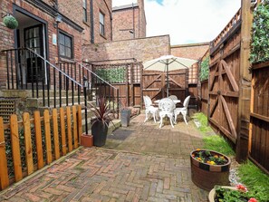 Outdoor dining - Ismay Lounge Apartment- Titanic Interest (Liverpool)