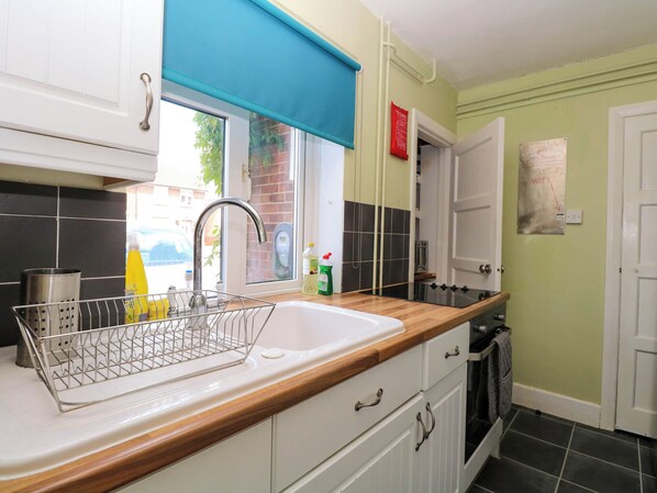 Cookware/dishes/utensils - 3 Birkbeck Way (Norwich)