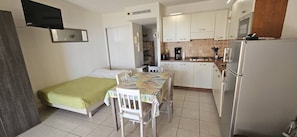 Private kitchen - PALMERAIE 131-CLIM-PISCINE EN RESIDENCE (SOLENZARA)