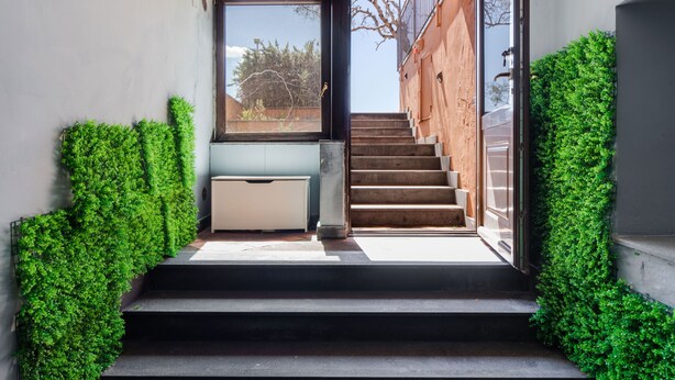 Una escalera conduce a una habitación con vistas al exterior.