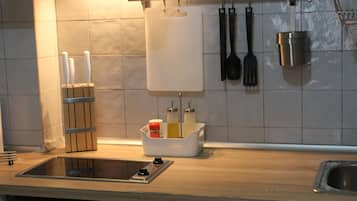 Een koelkast, een magnetron, een vaatwasser