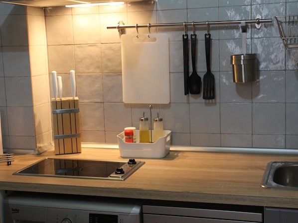 Een koelkast, een magnetron, een vaatwasser