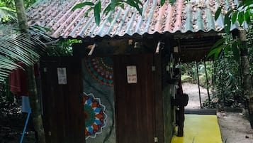 Cabin Munduruku | Bathroom | Towels, soap, toilet paper