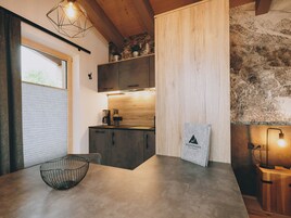 Estudio Deluxe, balcón, vistas a la montaña | Servicio de comidas en la habitación