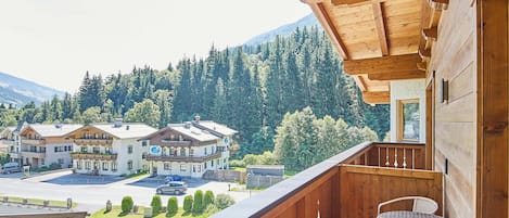 Deluxe Studio, Balcony, Mountain View | Balcony