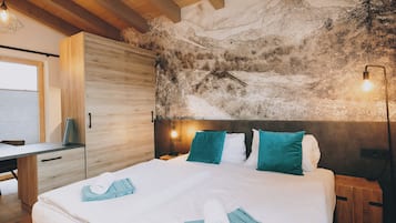 Deluxe Studio, Balcony, Mountain View | Blackout curtains, soundproofing, free WiFi