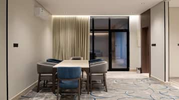 Luxury Apartment | Minibar, iron/ironing board, free WiFi, bed sheets