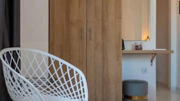 Superior Apartment, Sea View, Ground Floor A1 | Lydisolert, strykejern/-brett, barnesenger og wi-fi (inkludert)